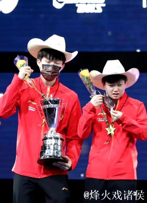 兴高采烈举起奖杯,没想到奖杯太重磕到下巴,赶紧揉揉,真是太萌了 兴高采烈举起奖杯,没想到奖杯太重磕到下巴,赶紧揉揉,真是太萌了